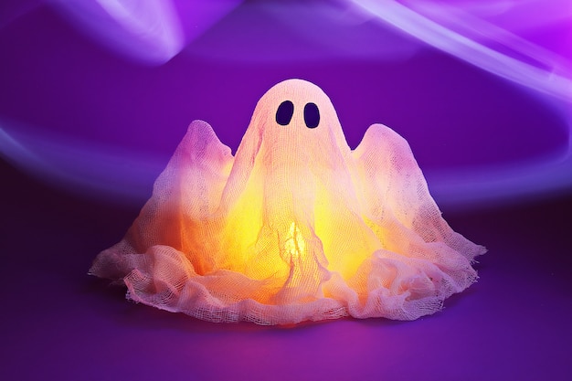 Фото Хэллоуин призрак из крахмала и марли на ультрафиолете