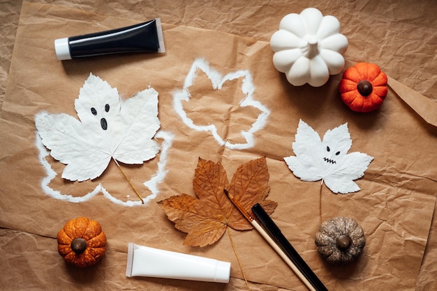 乾燥したカエデの葉からのハロウィーンの幽霊ハロウィーンの自然なDIYの装飾子供のアートプロジェクトの持続可能な