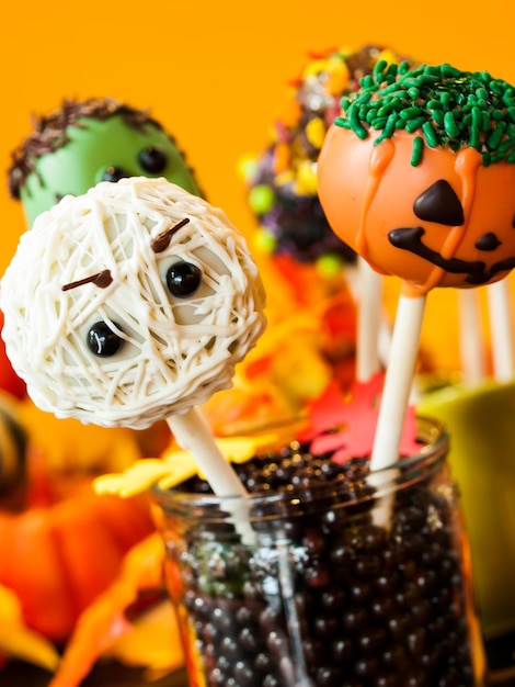 Halloween gourmet cake knalt met vakantie decor op oranje backround.