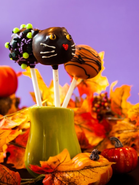 Photo halloween gourmet cake pops with purple backround.