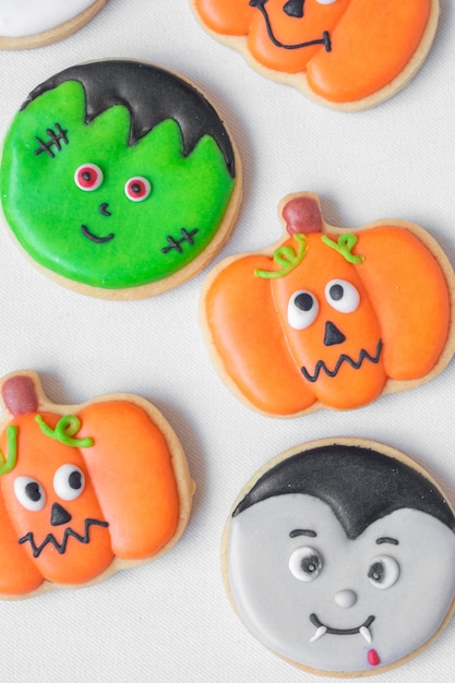 Halloween grappige cookies ingesteld op witte achtergrond. trick or threat, happy halloween, hallo oktober, herfst herfst, feestelijk, feest en vakantie concept