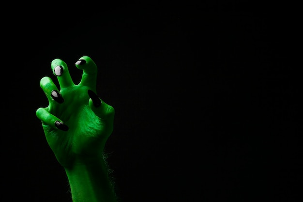 Photo halloween green witches or zombie monster hand