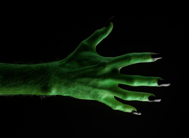 Foto halloween groene heksen of zombie monster hand