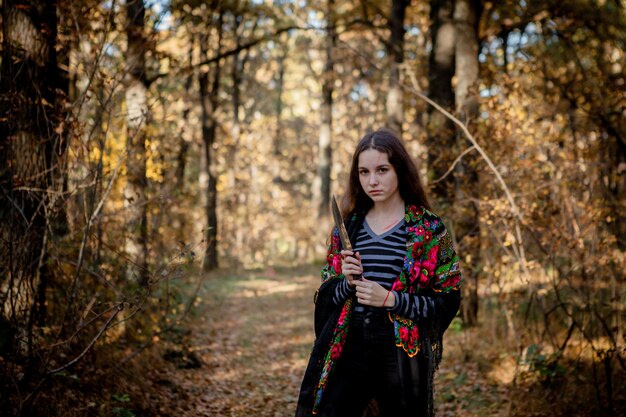 Halloween-heks met een mes in het bos