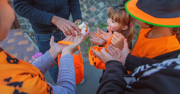 ハロウィーンの休日、衣装を着た子供。セレクティブフォーカス。子供。