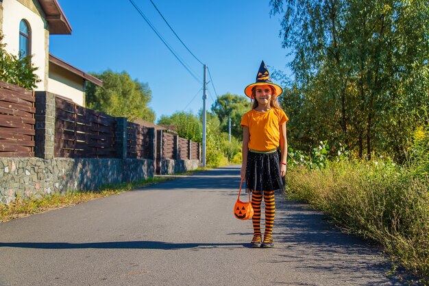 ハロウィーンの休日、衣装を着た子供の女の子。セレクティブフォーカス。