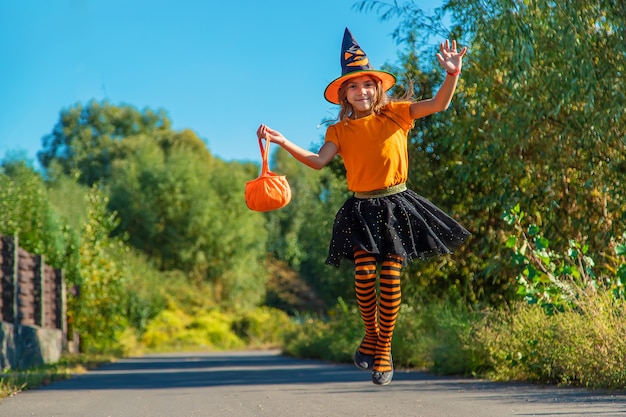 ハロウィーンの休日、衣装を着た子供の女の子。セレクティブフォーカス。