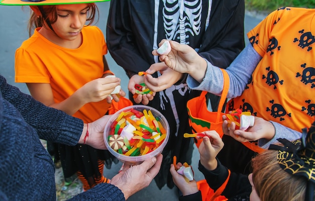 写真 ハロウィーンの休日、衣装を着た子供。セレクティブフォーカス。子供。