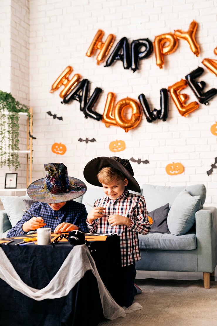 Photo ハロウィーンの休日と家族のライフスタイルの背景子供たちは家でハロウィーンの準備をしています