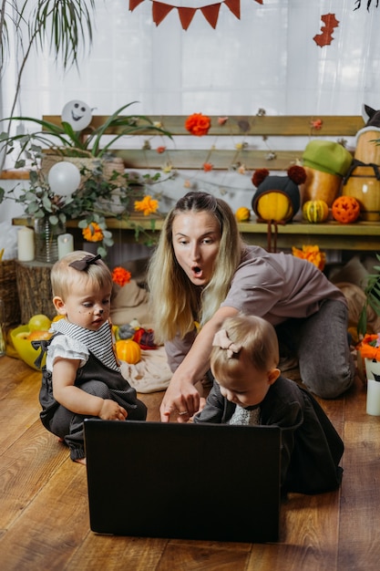 ハロウィーンの休日、COVIDの時代のオンラインホリデーパーティー。幸せな家族、母と赤ちゃん