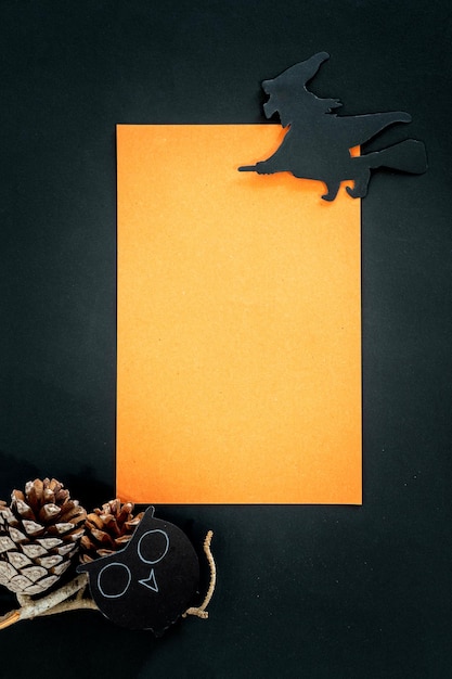 写真 ハロウィーンの招待状オレンジと黒の背景にフクロウと魔女