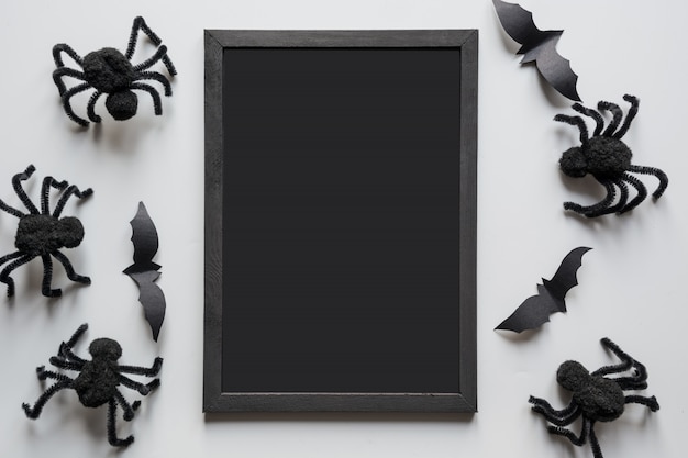 Фото Хэллоуин приглашение с черными пауками на сером