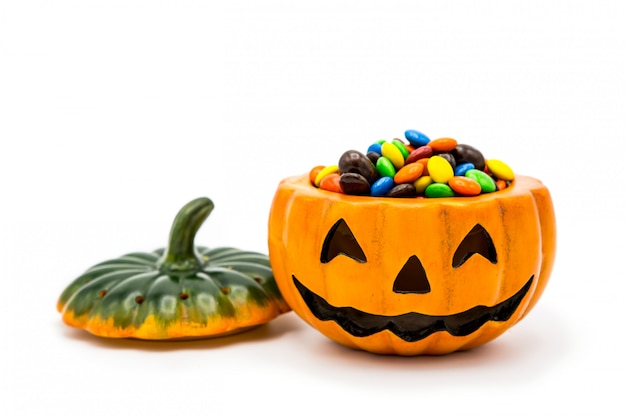 Foto halloween jack o lantern-emmer vol met kleurrijke chocolade