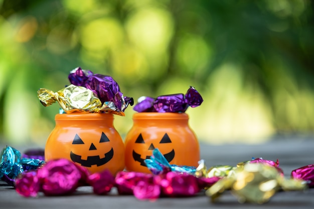 Foto secchio jack-o-lantern halloween con fuoriuscita di caramelle