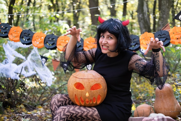 Halloween. Jonge vrouw in halloween-kostuum met plezier buiten