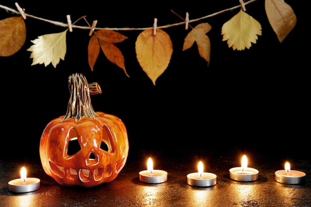 Halloween keramische pompoen jack lantaarn en kaarsen op zwarte achtergrond Wenskaart