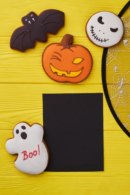 Halloween koekjes en decoraties diverse halloween suiker koekjes en zwarte papieren kaart happy hallo...