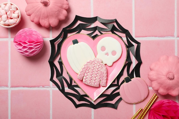 Foto halloween-koekjes in een kom op een roze achtergrond