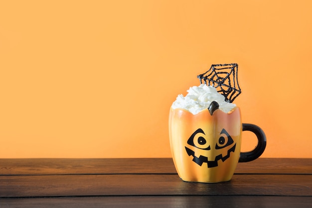 Halloween kopje koffie met slagroom