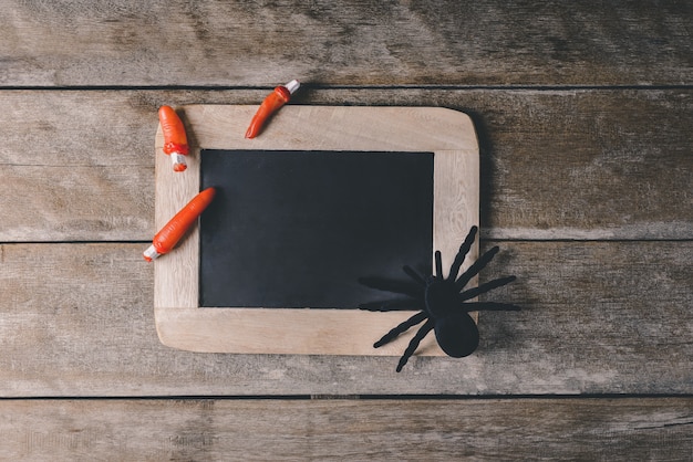 Halloween-Krijtbord en zwarte stuk speelgoed spin