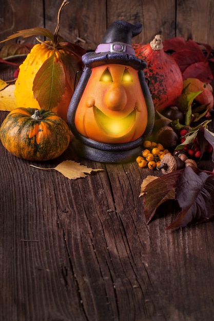 Halloween-lantaarn en pompoenen op houten achtergrond