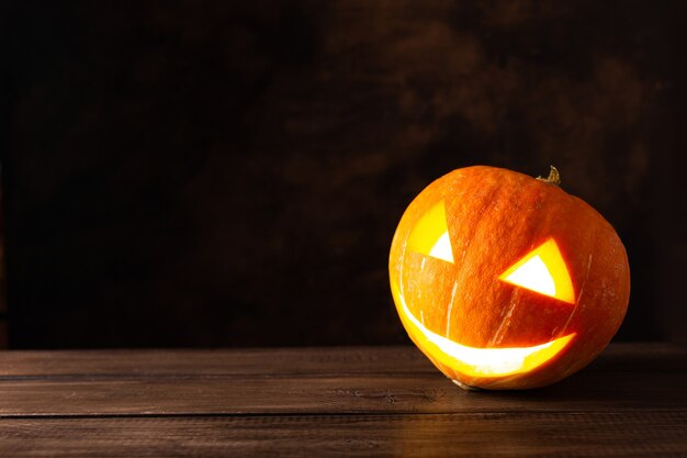 Zucche lampo di halloween per la festa su un tavolo di legno