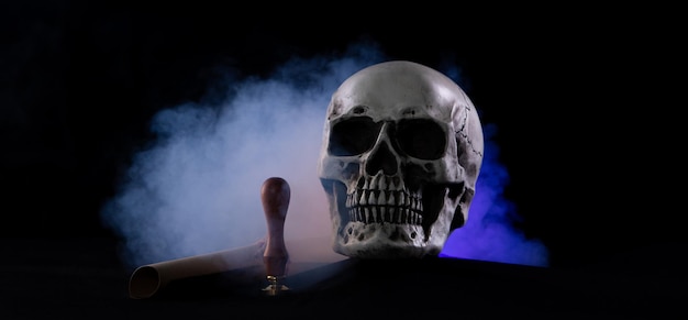 Foto halloween menselijke schedel op een oude houten tafel op zwarte achtergrond vorm van schedelbot voor doodshoofd op halloween festival die lastwill brief stempel interitance spook geest kopie ruimte tonen