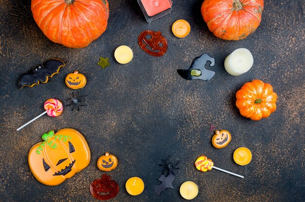 Foto halloween met peperkoek, pompoenen en kaarsen