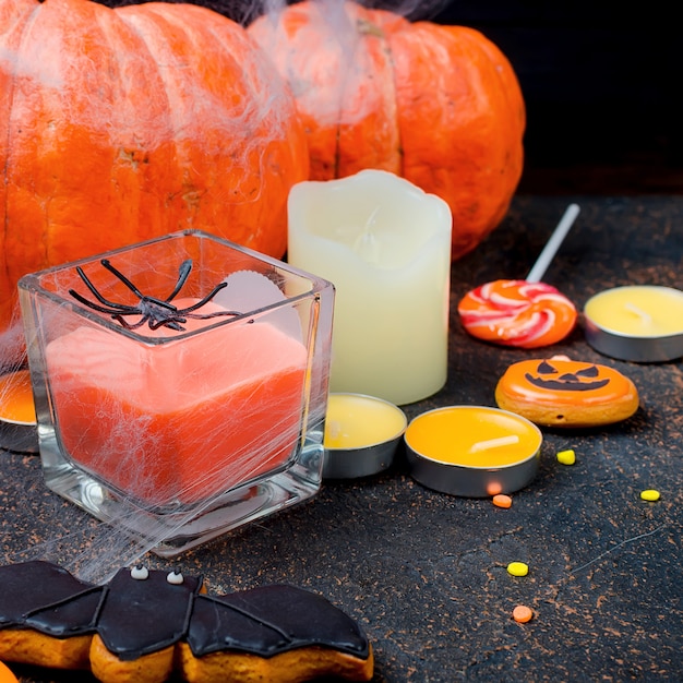 Halloween met peperkoek, pompoenen en kaarsen