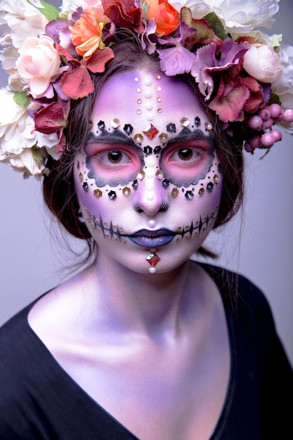 Halloween Model Met Rhinestones And Wreath Of Flowers