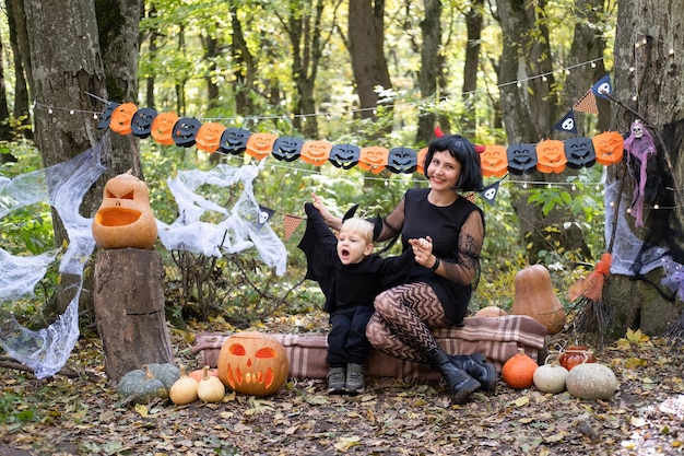 Halloween. Moeder met zoontje in halloween-kostuums die buiten plezier heeft