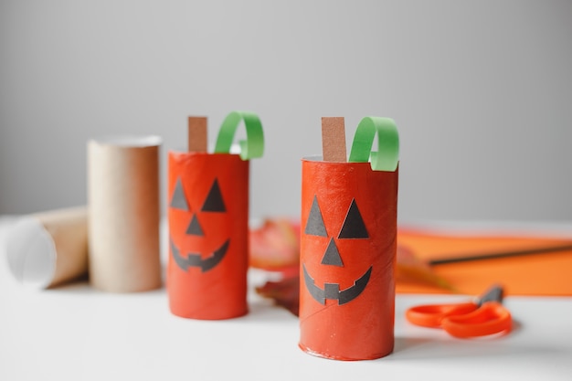 Halloween-monsters van wc-papierrollen kinderambachten voor halloween