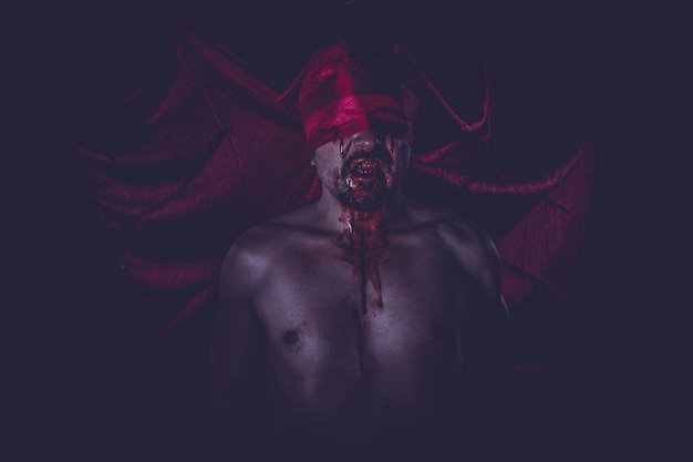 Фото Хэллоуин, голый мужчина на большой красной ткани на глазах