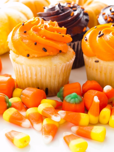 Halloween oranje en zwarte cupcakes op witte achtergrond.