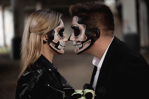 Halloween paar. Gekleed in romantische zombie van huwelijkskleding