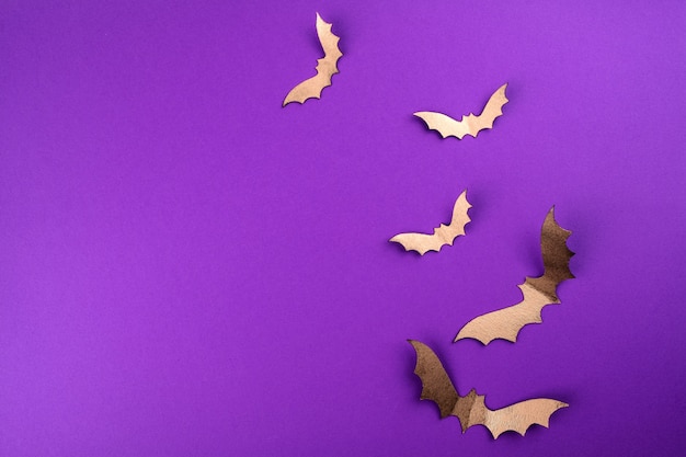 ハロウィーンのペーパーアート。紫に黒い紙コウモリを飛んでください。