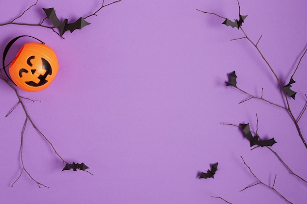 Halloween papier vleermuizen vliegen op boomtak op paarse achtergrond bovenaanzicht