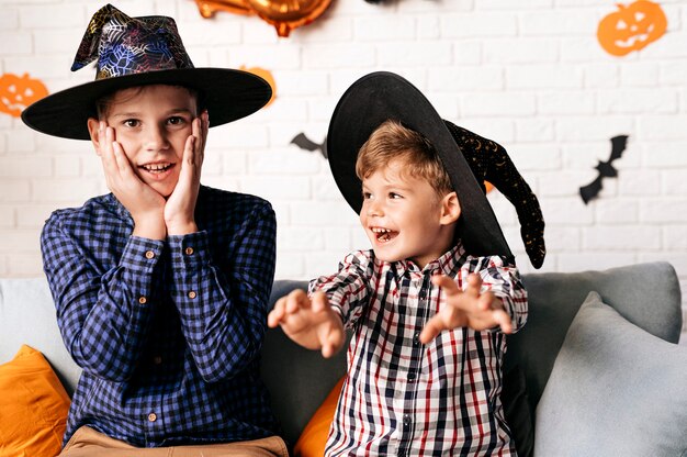 Festa di halloween e sfondo dello stile di vita familiare i bambini si godono halloween a casa