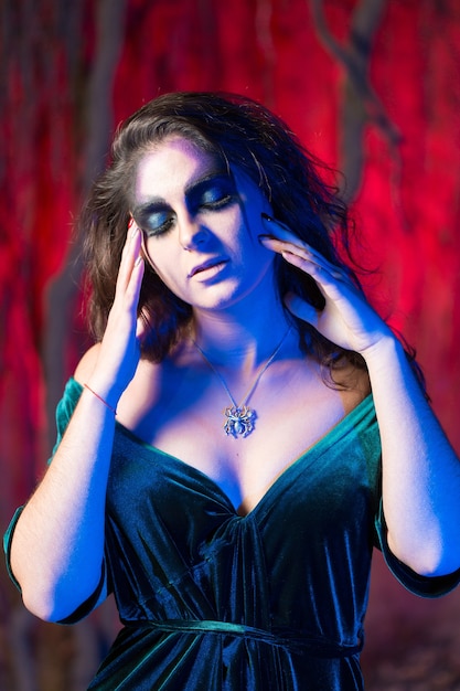ハロウィーンパーティーの女の子。魔女のセクシーな衣装でポーズをとる美しい若い女性。
