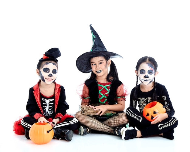 アジアのグループの子供たちとハロウィーンパーティー