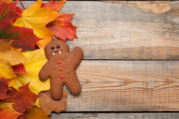 Halloween-peperkoek bij het de herfstgebladerte.