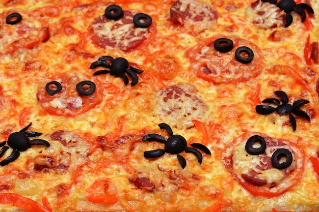 Halloween-pizza met spinnen en olijfogen