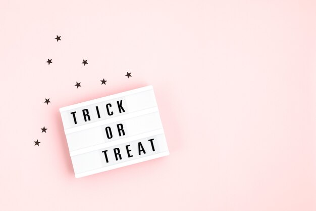 Halloween plat leggen van lightbox met Trick or treat-tekst en decoratie