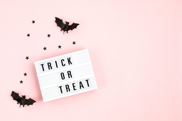 Halloween plat leggen van lightbox met Trick or treat-tekst en decoratie