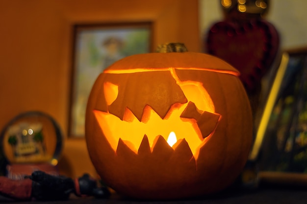 Halloween pompoen gesneden lantaarn. Eng pompoengezicht met een brandende binnen kaars