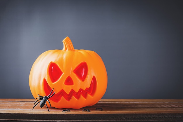 Halloween pompoen hoofd hefboom o lantaarn glimlach eng en spin op houten