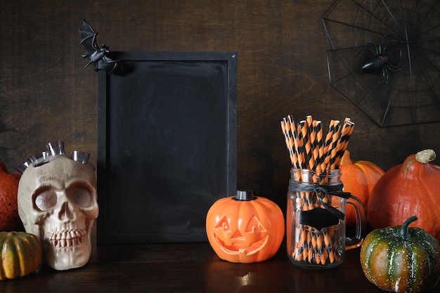 Foto halloween pompoen hoofd jackolantern op houten achtergrond