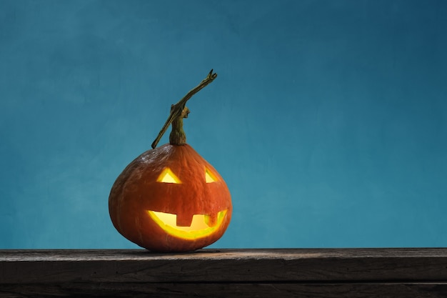 Foto halloween-pompoen hoofdhefboom op oude houten