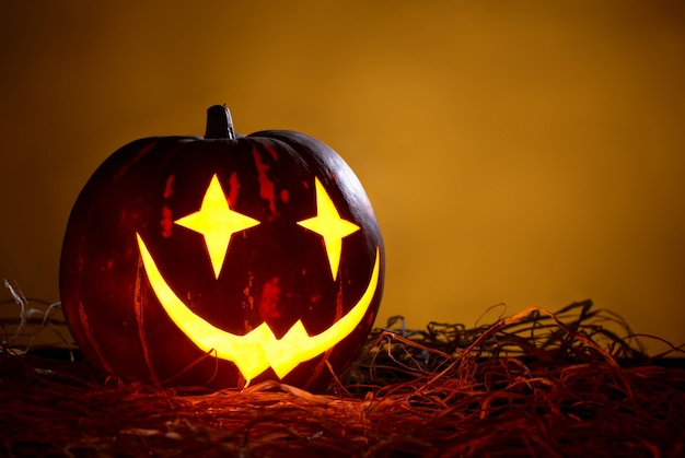 Halloween-pompoen in een vorm van joker