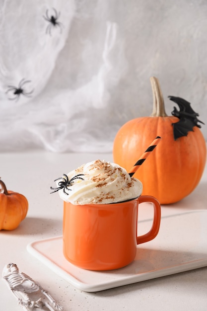 Halloween pompoen latte koffie met slagroom versierde spinnen